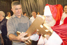 veveu entregando chave da casa do papai noel